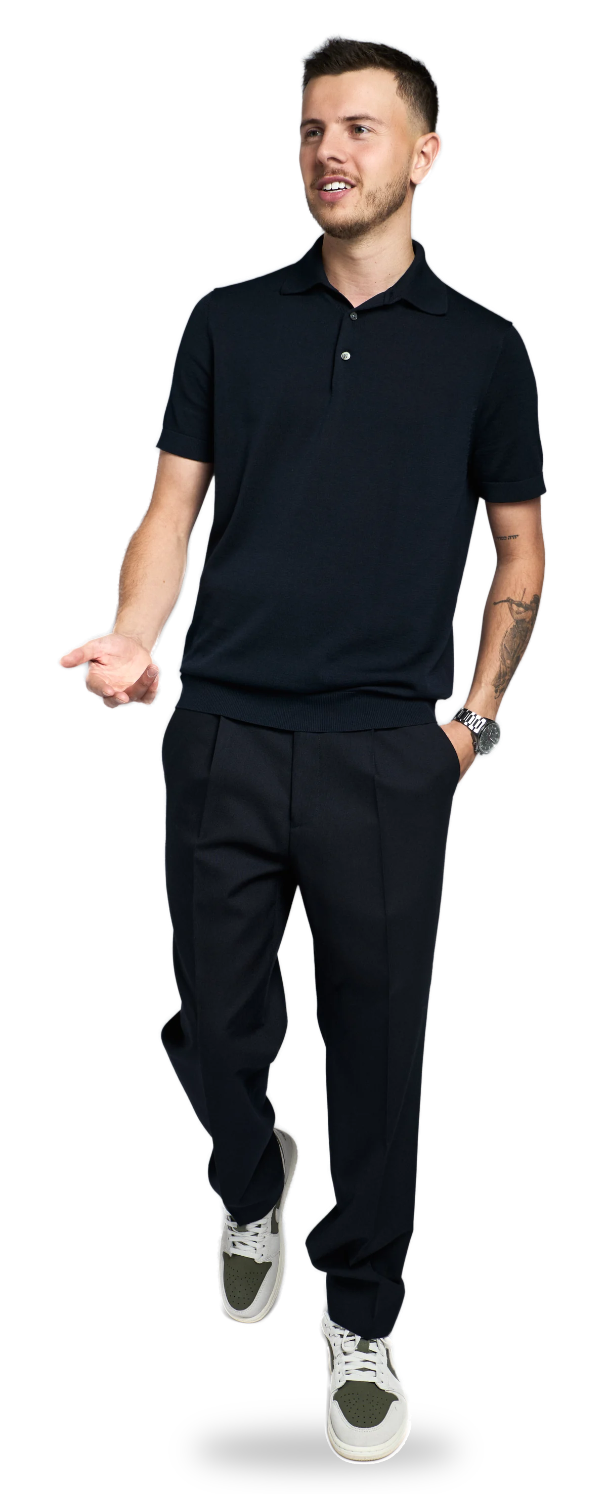 DJ Anders (Dan Cohen) in polo en pantalon