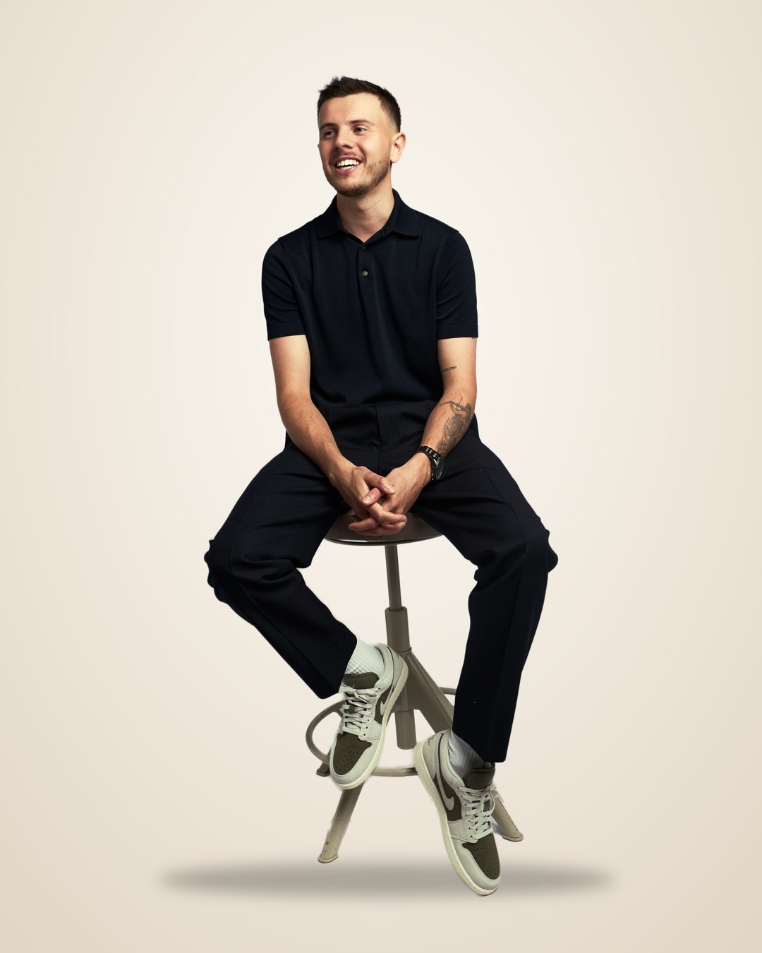 DJ Anders (Dan Cohen) lachend op een kruk